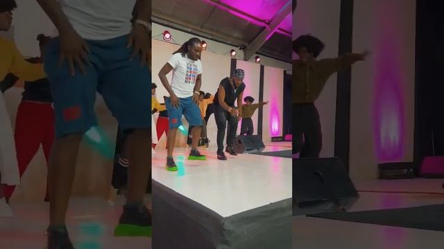 Jose Chameleon, Spice Diana, Prima Kardashi and Don Musya cheering on Eddy Kenzo while performing. смотреть онлайн