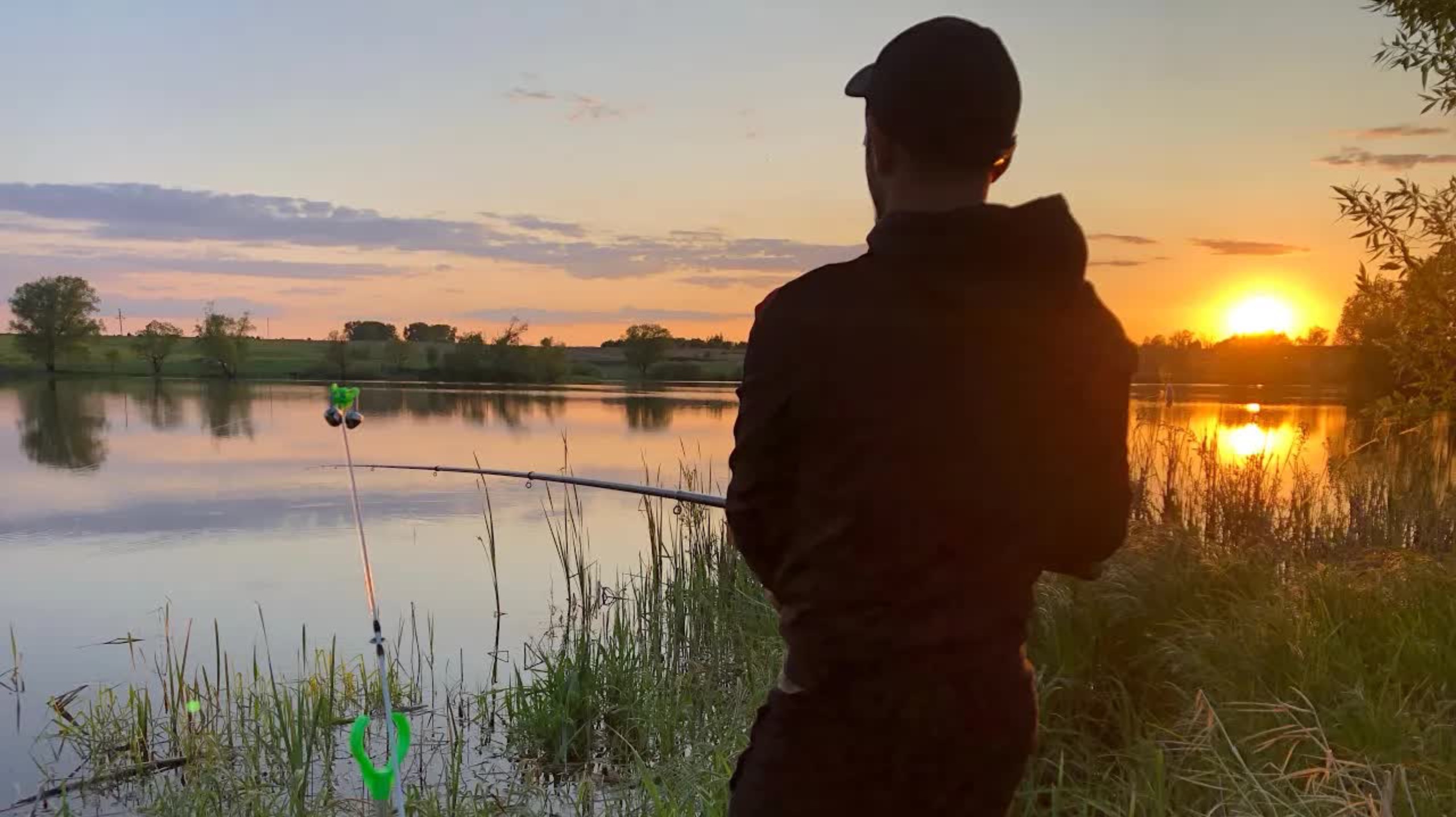 В ПОИСКАХ КАРПА!!ВЕЧЕРНЯЯ РЫБАЛКА НА ФИДЕР И ПОПЛАВОК!! смотреть онлайн