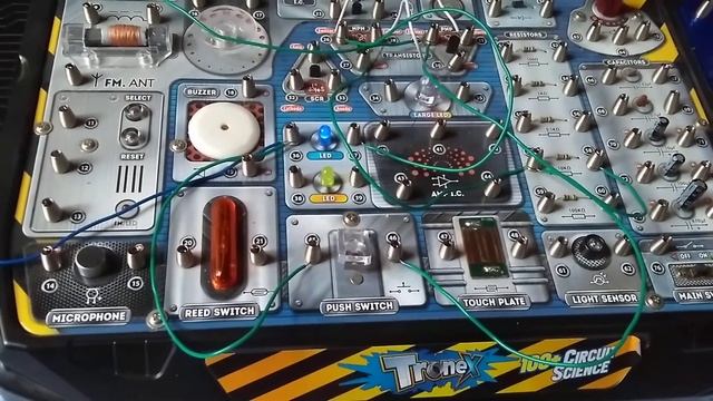 Security Alarm monitoring a shut window or door | Experiment 56 | Tronex 100+ Circuit Science смотреть онлайн