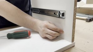 Видео инструкция по сборке узкого Комода с 4я ящиками Боскам