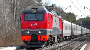 ЭП2К-101 со скорым поездом Тюмень — Симферополь следует через о.п.  Чапаевская