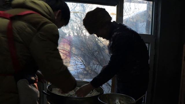 角瓜馅饺子太水灵了，特别适合干燥的冬天吃，和老爸包一大锅蒸饺 смотреть онлайн