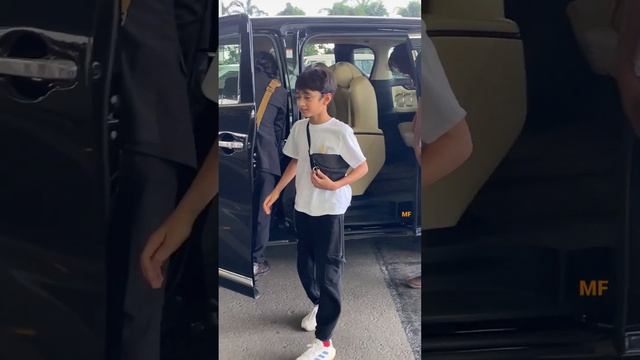 Aamir Khan & Family At Airport | Movified Bollywood