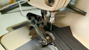 Устанавливаем лапку-ролик на промышленную швейную машину