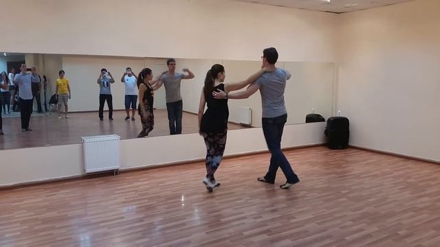 Сальса урок в Mambotime - средняя группа, 04.08.2015 смотреть онлайн