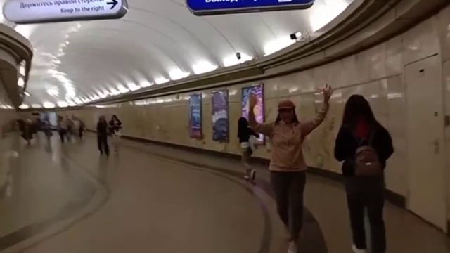 INSIDE THE METRO IN SAINT PETERSBURG смотреть онлайн