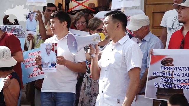 Мавлян Аскарбеков Шаардык кеңештин депутаттарын мите куртка теңеди. смотреть онлайн