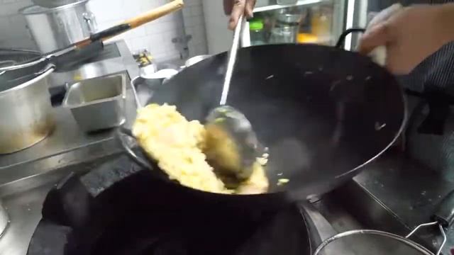 Уличная еда кореа , жареная яицо и рис смотреть онлайн