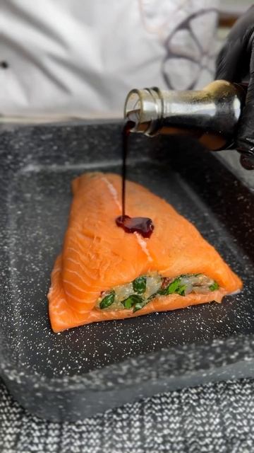 Шикарный ФАРШИРОВАННЫЙ ЛОСОСЬ 🤤✅ Обязательно сохраняй и готовь - это невероятно вкусно 😋 смотреть онлайн