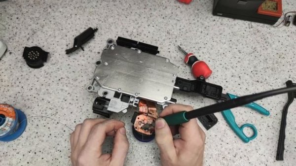 Wymiana uszkodzonego zalanego gniazda wtyczki w sterowniku skrzyni biegów Audi Stronic DL501 0B5