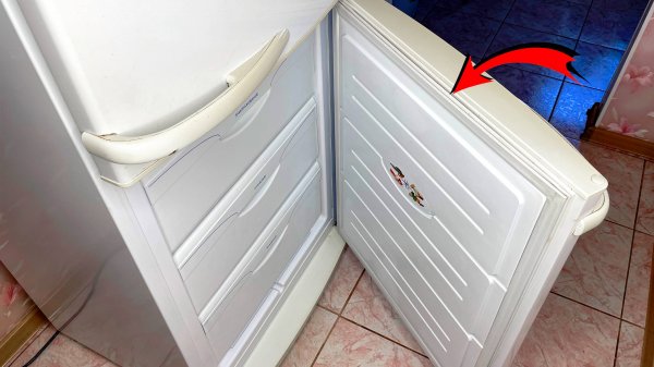 Как СНЯТЬ УПЛОТНИТЕЛЬНУЮ РЕЗИНКУ с ДВЕРЦЫ ХОЛОДИЛЬНИКА?! Показываю на холодильнике фирмы "Атлант".