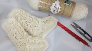 Милейшие ажурные гольфики спицами для девочки