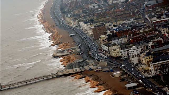Tons of wood washes up on Worthing beach смотреть онлайн