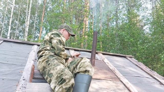 СТАРАЯ ЛЕСНАЯ ИЗБУШКА ОБРЕТАЕТ НОВУЮ ЖИЗНЬ! ПОСТАВИЛИ ОКНО И СДЕЛАЛИ ПЕЧЬ. смотреть онлайн