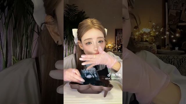 Грызёт ледяного мишку с голубой водой внутри! смотреть онлайн