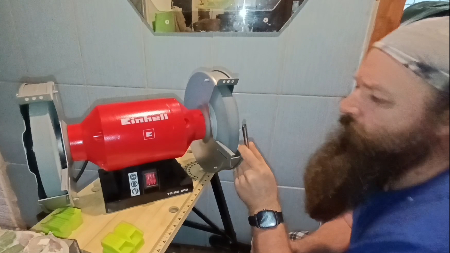 затачиваю токарные резцы по дереву без приспособлений и девайсов просто руками на наждаке абразивом смотреть онлайн