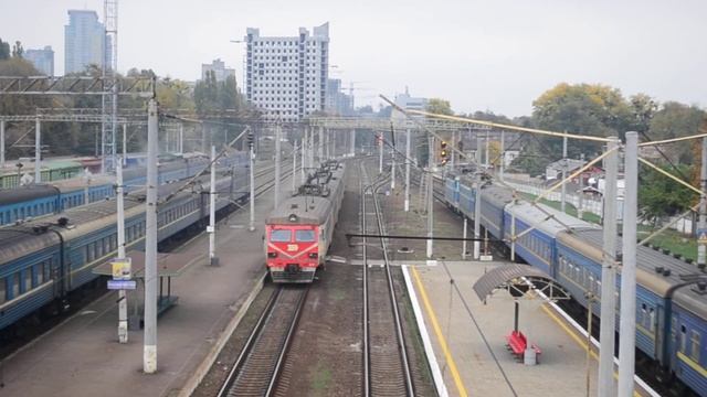 Електропоїзд ЕР9М-522 і електровоз ЧС4-141. 21.10.2017 смотреть онлайн