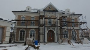 Утепление газобетонного дома пенопластом с облицовкой камнем White Hills, декоративные элементы ППС