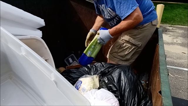 Dumpster Diving for Fun and FREE FOOD! Frugal Daddy had to wait his turn at the ALDI dumpster! смотреть онлайн