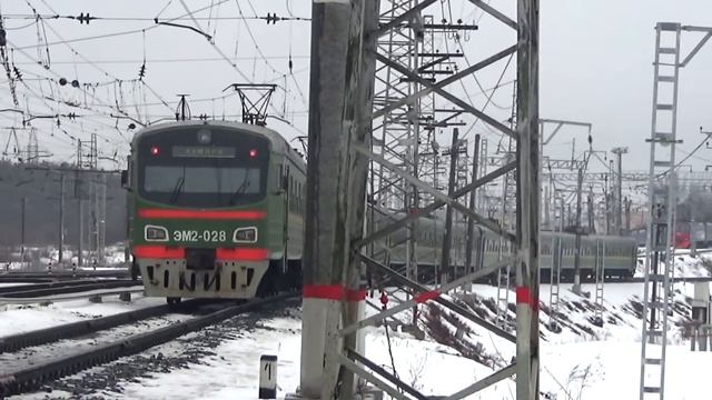 Простывший зимой электропоезд ЭМ2-028 приветливо гудит смотреть онлайн