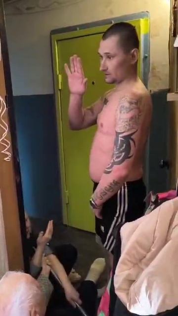 В Мурманске завёлся нацист, который терроризирует и избивает местных пенсионеров смотреть онлайн