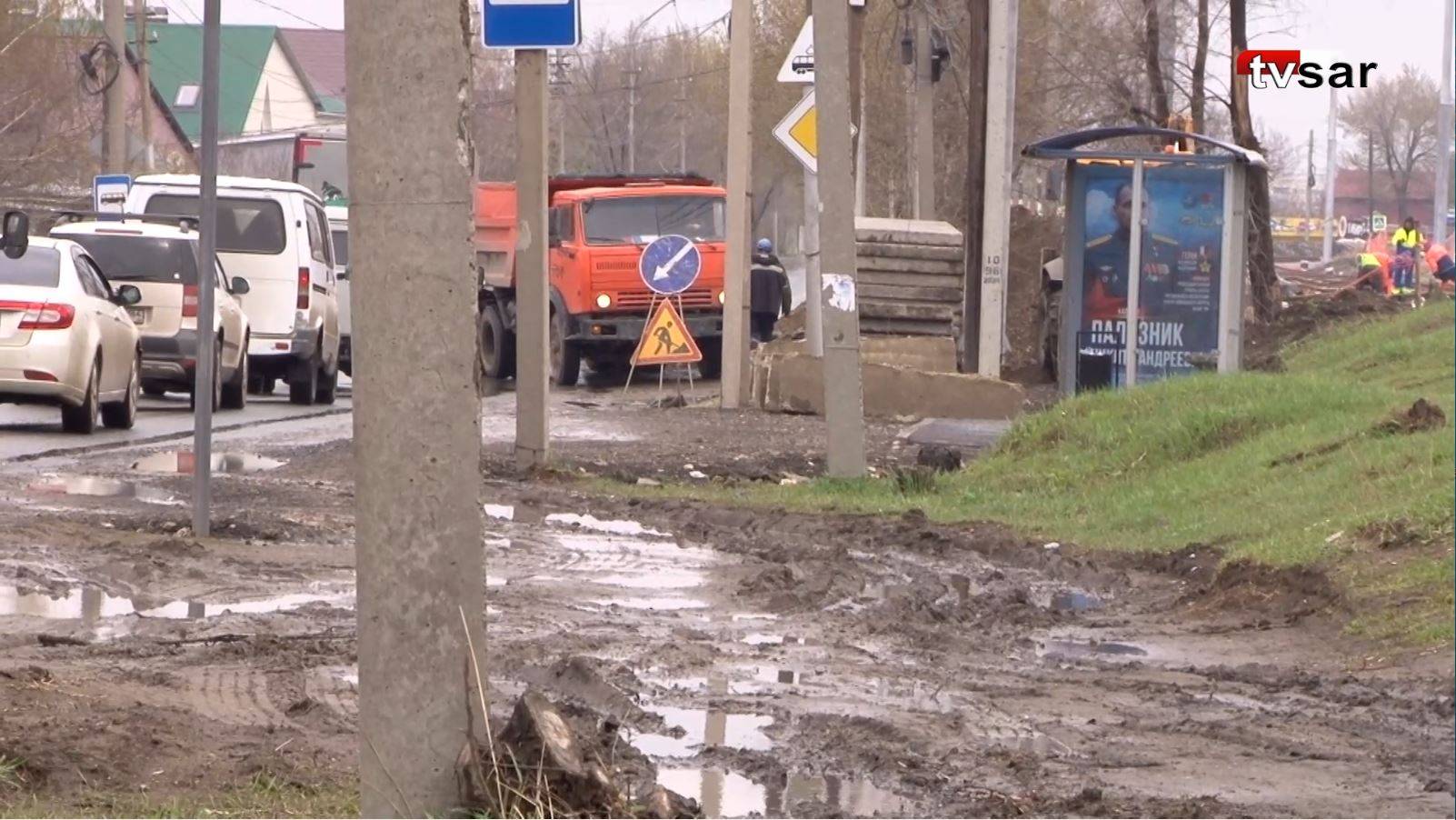 "Плоховато, но...". Саратовцы смирились с грязью на конечной автобусной альтернативы "тройки" смотреть онлайн