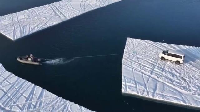 Внедорожник Nissan X-Trail магаданского рыбака уплыл от хозяина на отколовшейся льдине в сторону Япо смотреть онлайн