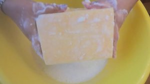 РЕЖУ МЯГКОЕ МЫЛО. МЫЛЮ И ПОЛОСКАЮ ГУБКУ