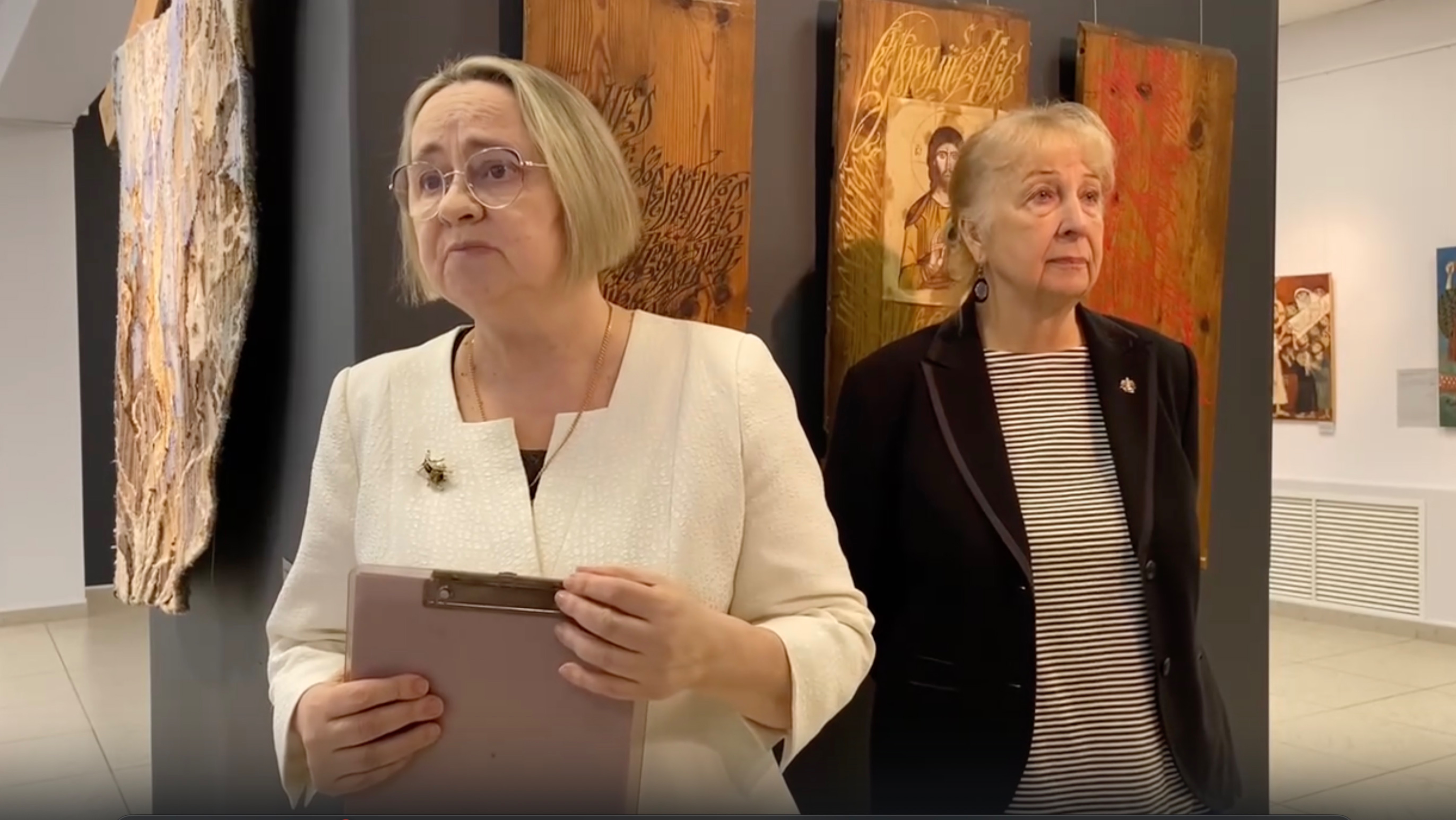 Любовь Сидоренко и Людмила Юга беседуют со студентами на выставке «Современные творения о Вере».