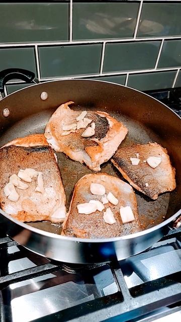 Pan fried salmon with garlic смотреть онлайн
