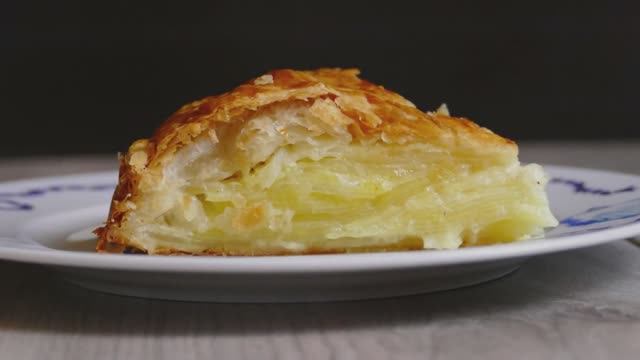 Французский картофельный пирог - уютная классика с хрустящей корочкой 🥔✨ смотреть онлайн