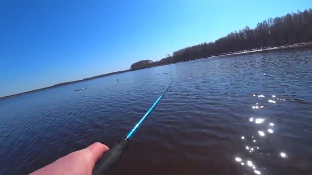 Рыбалка на спиннинг весной.Ходовая рыбалка в забродниках.Весенние щуки.Рыбалка перед нерестом. смотреть онлайн