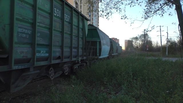 Маневровый тепловоз ЧМЭ3-3008 с вывозным поездом следует по подъездному пути от станции Каналстрой смотреть онлайн