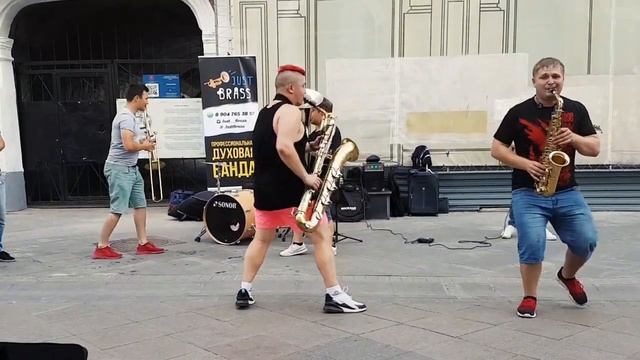 Парни из Казани порвали Москву. Russian Lucky Chops tore Moscow Professional brass band JUST BRASS смотреть онлайн