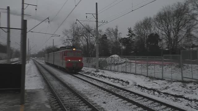 Электровоз ВЛ11.8-601/600Б (ТЧЭ-1) следует резервом.