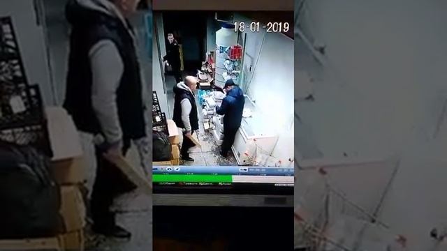 В магазине на Новгородской в Запорожье охранник рукоприкладствует смотреть онлайн