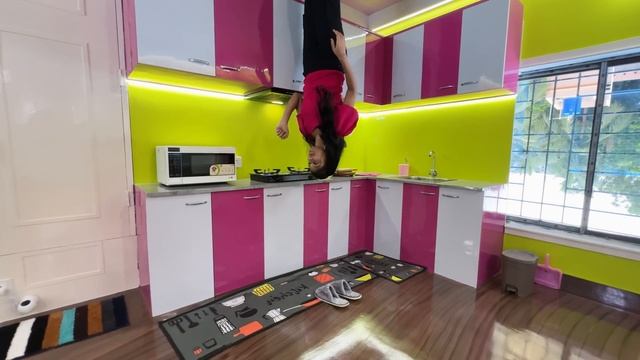 LIVING IN AN UPSIDE DOWN HOUSE🏠😍 সমস্ত ঘর উল্টো😱 смотреть онлайн