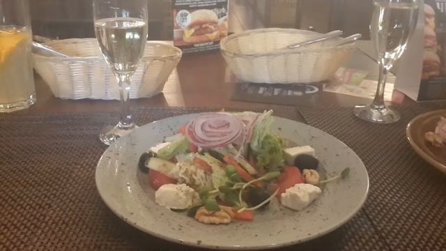 не сидите на диване - отдыхайте в Чемодане ...Макдональдс нервно курит ....