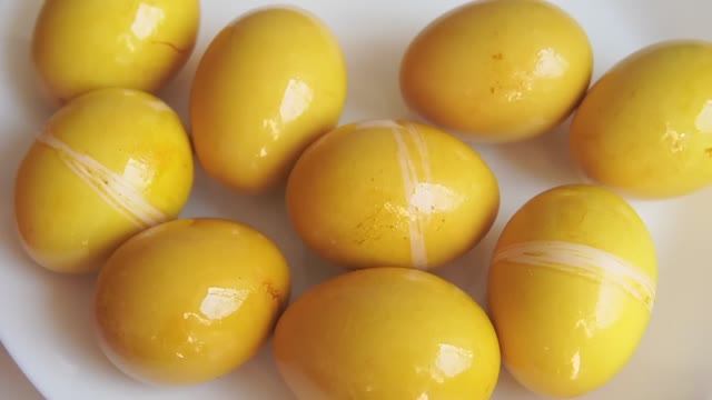 ПАСХАЛЬНЫЕ ЯЙЦА без химии! Как красиво покрасить яйца куркумой на Пасху! смотреть онлайн