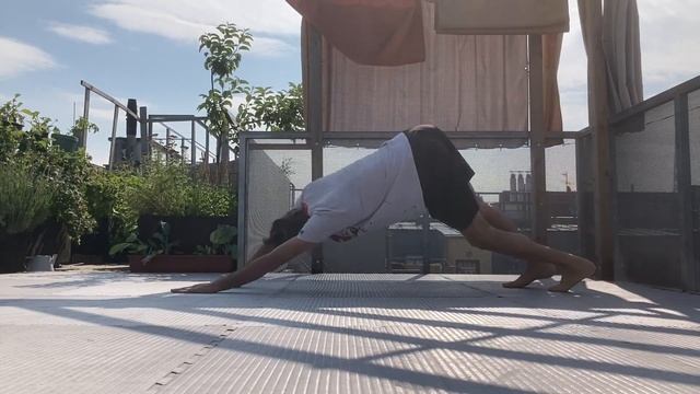 Handstand Spiral Roll смотреть онлайн