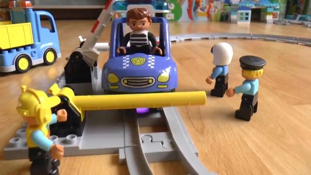 Полицейские преследуют нарушителей - для детей смотреть онлайн