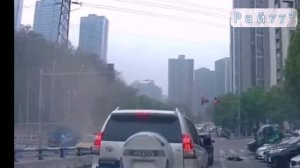 Неуправляемая Tesla совершила серию ДТП в Китае