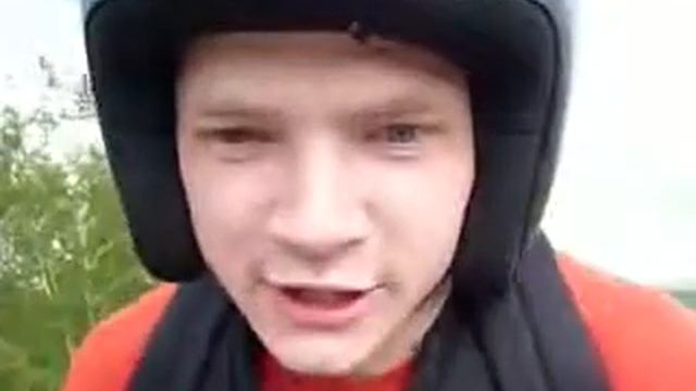 Прыжок придурка на тарзанке со скалы смотреть онлайн