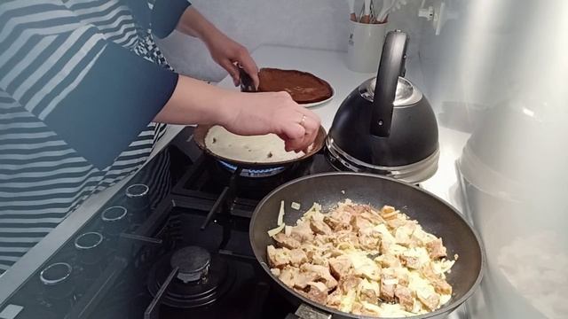 К жареной картошке добавились заварные блинчики// У нас гром и гроза, как в мае. смотреть онлайн