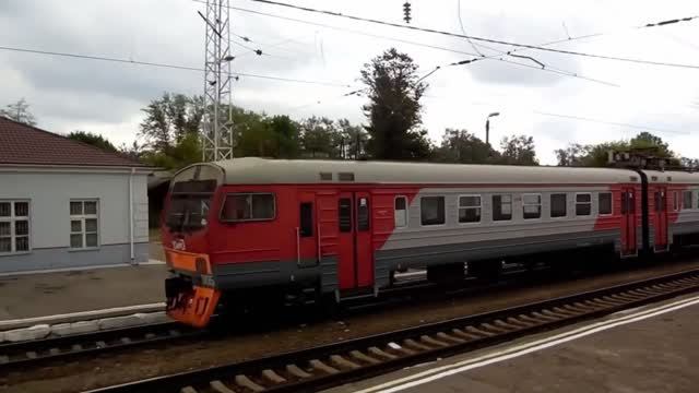 Электропоезд ЭМ9-005 (депо Мичуринск, списан в 2019 г.) стоит на 4-м пути.