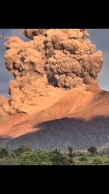 Филиппинский вулкан Канлаон на острове Негрос, выбросил столб пепла и дыма на высоту 4 км.🌋 смотреть онлайн