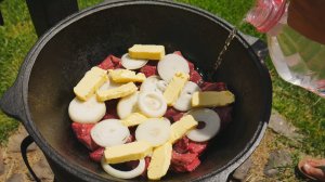 Мясо по-кремлевски в казане на костре