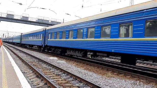 Электровоз ЧС7-111 с пассажирским поездом смотреть онлайн