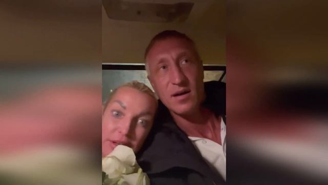 Волочкову с женихом доставили в отделение полиции после скандала в самолете смотреть онлайн