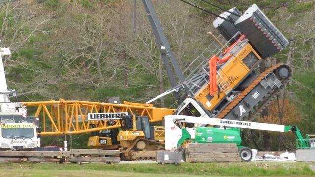 Huge Crane tip over in windstorm at night during turbine repair. смотреть онлайн